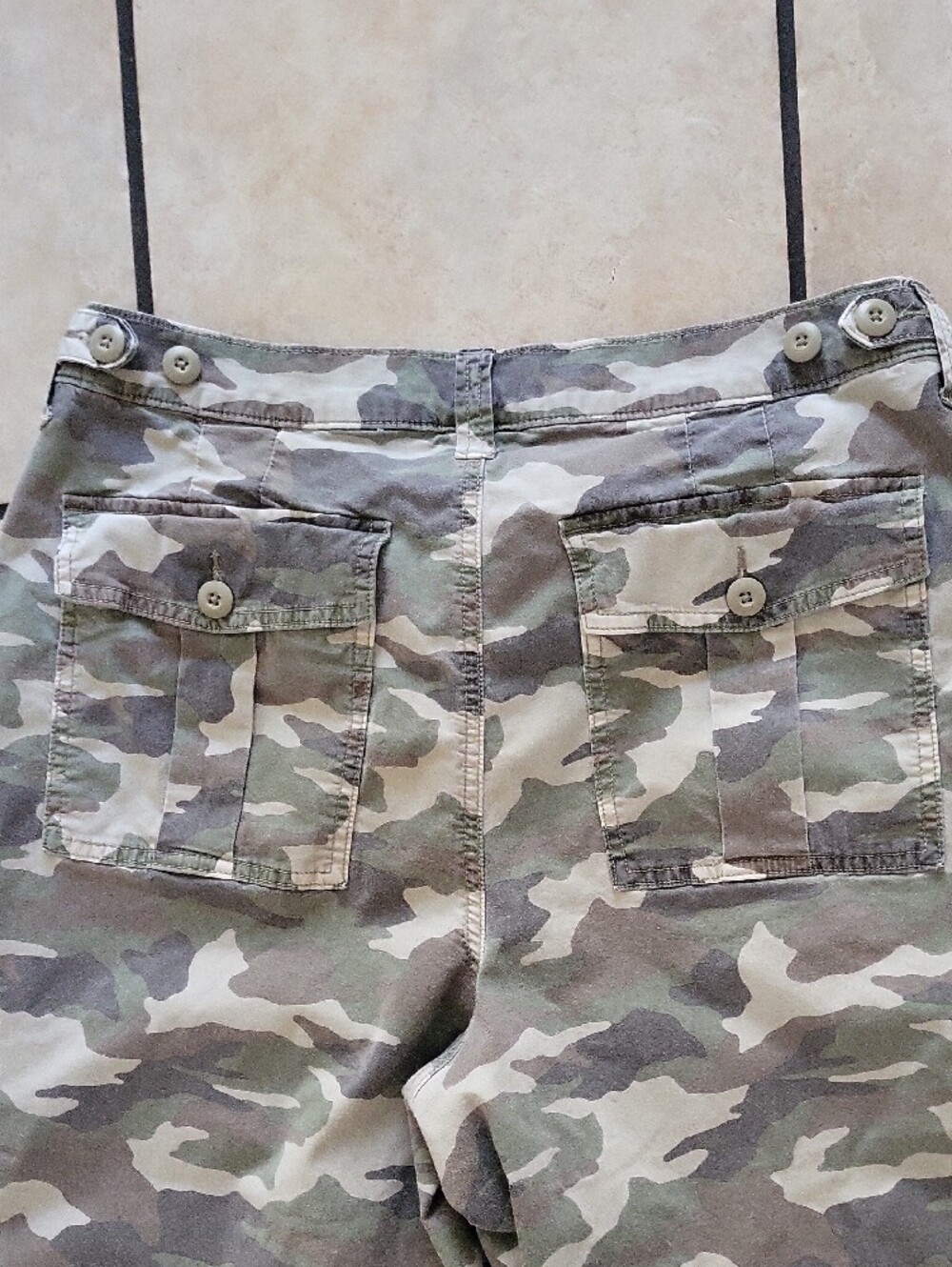 American Eagle Outfitters Women's Camo Cargo Barrel Pants - Picture 6 of 6